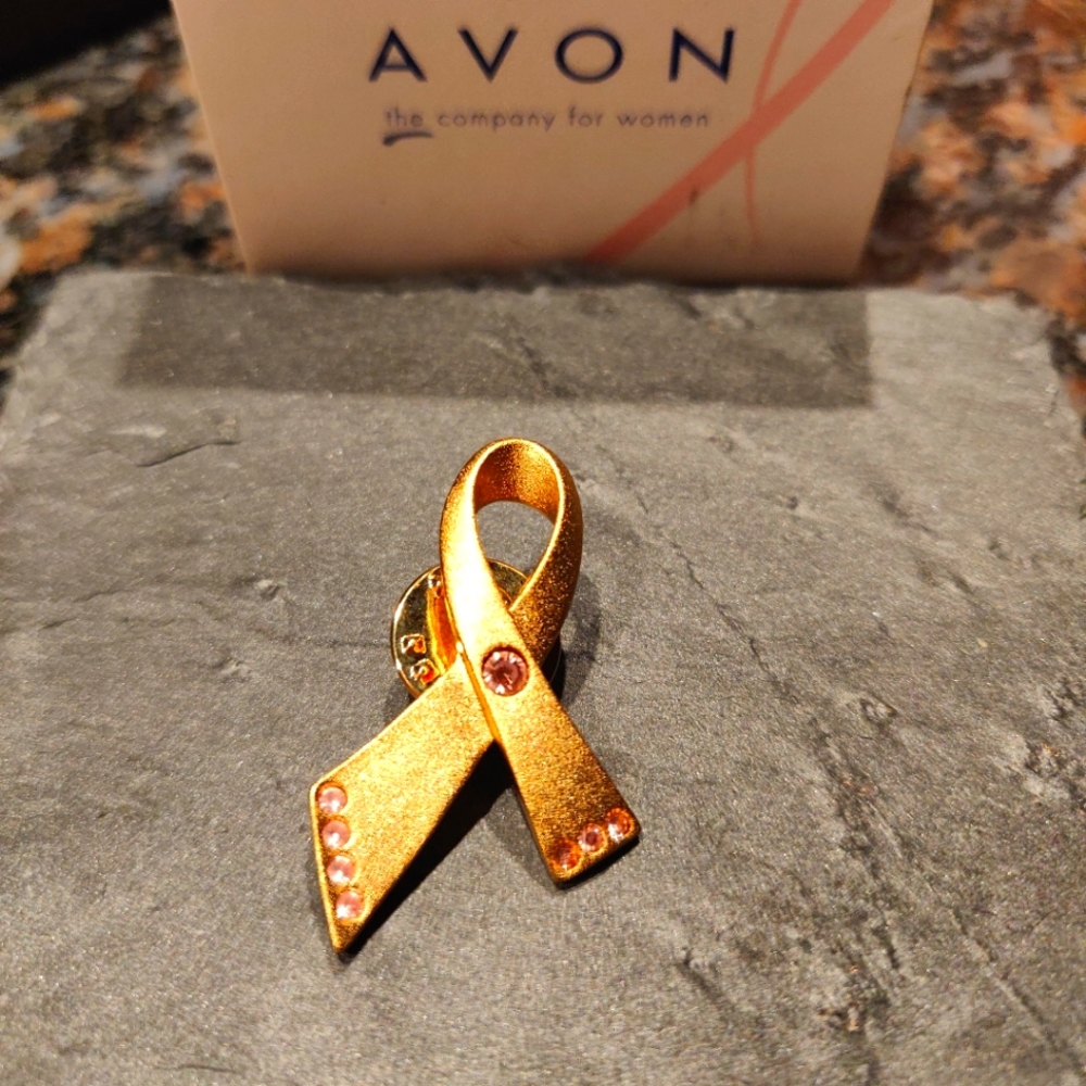 SOLD: 💖NIB AVON Gold Tone Pink Crystal Ribbon Breast Cancer Awareness Lapel Pin